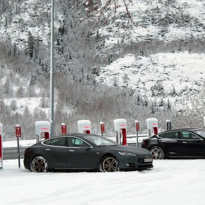 Norvēģija ir pirmā pasaulē, kur elektromobiļi pārdošanā apsteiguši iekšdedzes auto