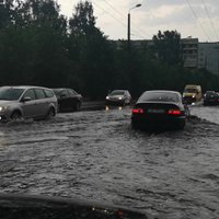 Video: Pēc spēcīgām lietavām applūdusi Hipokrāta iela Rīgā