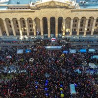 Десятки тысяч человек вышли на митинг к зданию парламента в Тбилиси