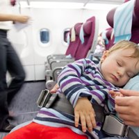 Rati lidmašīnā, dokumentu mape un citi padomi par ceļošanu ar bērnu