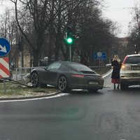 Foto: 'Porsche 911' ietriecies Gogoļa ielas norobežojošā barjerā