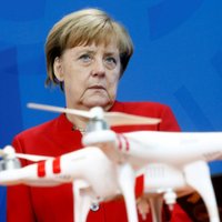 Viltus ziņas veicina populistu popularitāti, brīdina Merkele