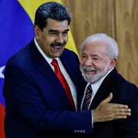 Lula sirsnīgi apskauj autokrātu Maduro, iezīmējot Brazīlijas-Venecuēlas attiecību uzlabošanos