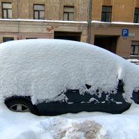 350 eiro sods par sniega nenotīrīšanu ap auto – kādos gadījumos tas draud