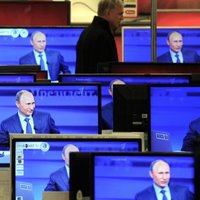 Трансляция: Путин общается с россиянами на фоне обострения в Украине
