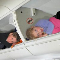 Aptauja: Ceļotāji kā biežāko traucēkli lidojuma laikā min citus pasažierus