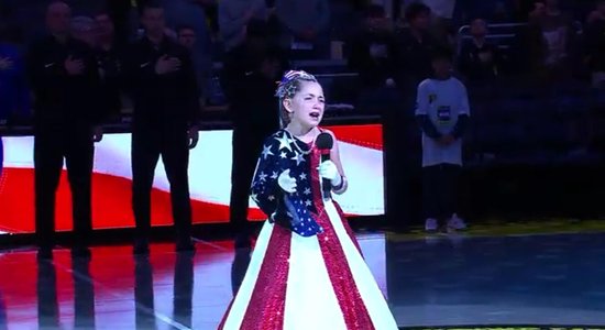 Teicams vai šausmīgs? Virāls kļūst meitenītes ASV himnas izpildījums pirms NBA spēles