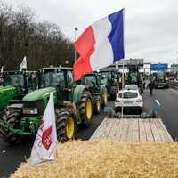 Francijas lauksaimnieki bloķē galvenos autoceļus ap Parīzi