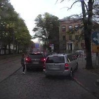 Video: Brauc pa trotuāru un zem 'ķieģeļa' – kā Rīgā izvairās no sastrēgumiem