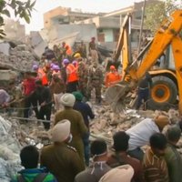 Indijā zem sabrukušas rūpnīcas drupām iesprostoti desmitiem cilvēku
