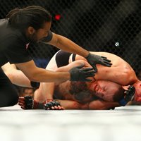 ВИДЕО: Чемпион UFC Макрегор проиграл "удушающим" и получил миллион