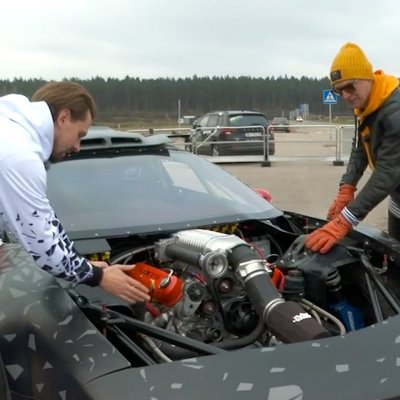 Video: Burkovs atrāda savu jauno drifta 'Pontiac' ar 700 ZS