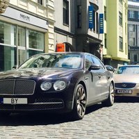'Bet vai nauda jums ir?' pēc avārijas Rīgā prasa 'Bentley' vadītājs