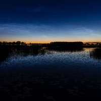 Foto: Virs Juglas ezera naksnīgajās debesīs spoguļojas 'sudraba mākoņi'