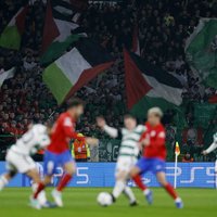 UEFA soda Glāzgovas 'Celtic' par fanu atnestajiem palestīniešu karogiem