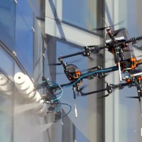 Video: Latvijā izgudrotais drons mazgā 'Z-Towers' debesskrāpjus