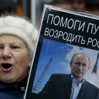 Politologi: Krievijā, baidoties no ļaunu vēlošās ārpasaules, atbalsta Putina agresīvo ārpolitiku