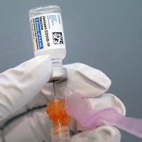 ZVA atkārtoti izvērtējusi vienu vakcīnas pret Covid-19 blakusparādību ziņojumu par letālu iznākumu