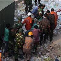 Bangladešā no augstceltnes drupām steidz glābt izdzīvojušos, pirms ieradušies buldozeri