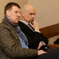 Rīgas domes amatpersonu kukuļošanas lietā prokurors prasa cietumsodus, taču aiz restēm var nākties atgriezties tikai Štramam