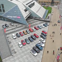 Foto: 'Latvijas Gada auto 2019' dalībnieki pulcējas pie Nacionālās bibliotēkas