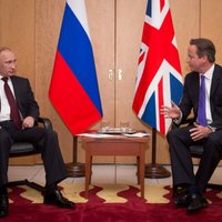 Putina un Kamerona tikšanās notikusi bez rokas paspiešanas
