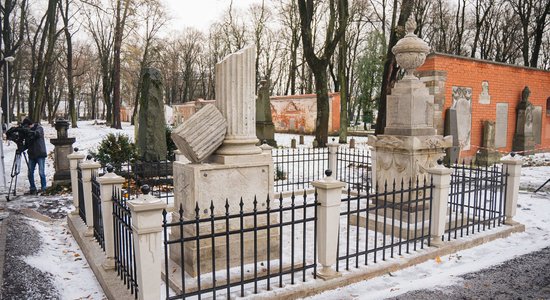 Foto: Lielajos kapos restaurēti Rīgas patriciešu <span style="text-indent: 1.27cm;">–</span> Vērmaņu dzimtas <span style="text-indent: 1.27cm;">–</span> pieminekļi