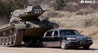 Video: Švarcenegers ar 50 tonnu tanku pārbrauc pāri limuzīnam