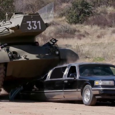 Video: Švarcenegers ar 50 tonnu tanku pārbrauc pāri limuzīnam
