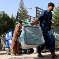 Afganistānas prezidenta vēlēšanas paiet mierīgi - tikai simtos skaitāmi talibu uzbrukumi