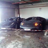 Foto: Stāvvietā Rīgā deguši divi 'Lamborghini' spēkrati