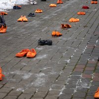 Foto: Mudina izskaust vardarbību – alejā pie Ministru kabineta rindojas kurpju pāri