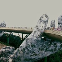 Iespaidīgais tilts Vjetnamā, ko 'tur' divas rokas