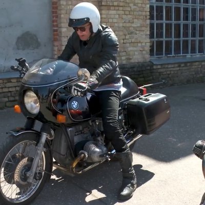 Pauls Timrots iepazīst vintāžu BMW motociklu vārdā Pamela Andersone