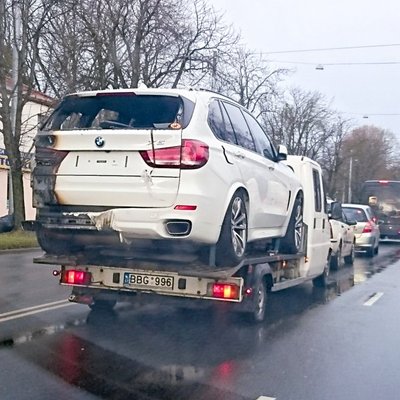 Foto: Rīgā ved degušu 'BMW X5' – drīz būs tirgošanā kā svaigs?
