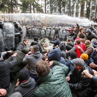 Полиция в Тбилиси разогнала протестующих против провала избирательной реформы