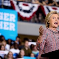Zaudējumā ASV prezidenta vēlēšanās Klintone vaino FIB un Krievijas hakerus