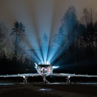 Фантастические кадры из Скулте: "оживший" в ночи старый заброшенный самолет