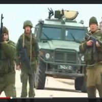 Video: Krievijas karavīri šauj gaisā un mēģina apturēt neapbruņotus ukraiņu militāristus