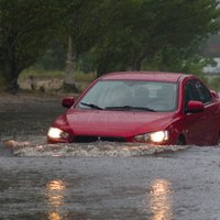 Mašīna cietusi plūdos – vai pienākas apdrošināšanas atlīdzība un kad tā tiks atteikta