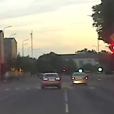 Video: Jelgavā divi autovadītāji paātrinās pie sarkanās gaismas; policija aptur