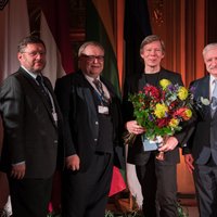 Normunds Šnē saņem Baltijas Asamblejas balvu mākslā