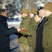 Foto: Ar maizes klaipu un Latvijas karogu Sprūds pavada karavīrus operācijās
