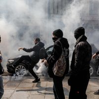 Коронавирус: полиция разогнала акцию протеста в Париже, локдаун в Испании признали незаконным