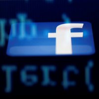 Facebook пообещал удалять фейки и "теории заговоров" о коронавирусе