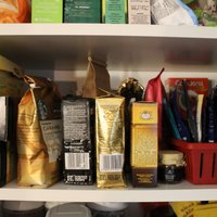 Revīzija virtuvē: tējas un kafijas plaukta organizēšana