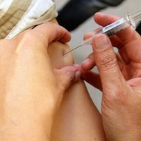 Valsts apmaksāto vakcināciju pret ērču encefalītu saņems bērni 27 novados