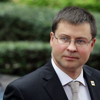 Премьер: Латвия полна решимости ввести евро по плану