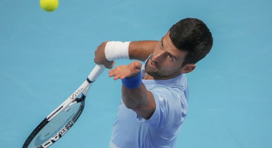 Džokovičs piedzīvo zaudējumu un riskē ar neizkļūšanu no 'ATP Finals' grupas