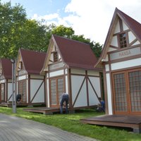 Valmierā pie muzeja uzstādīti Hanzas laika namiņu modeļi